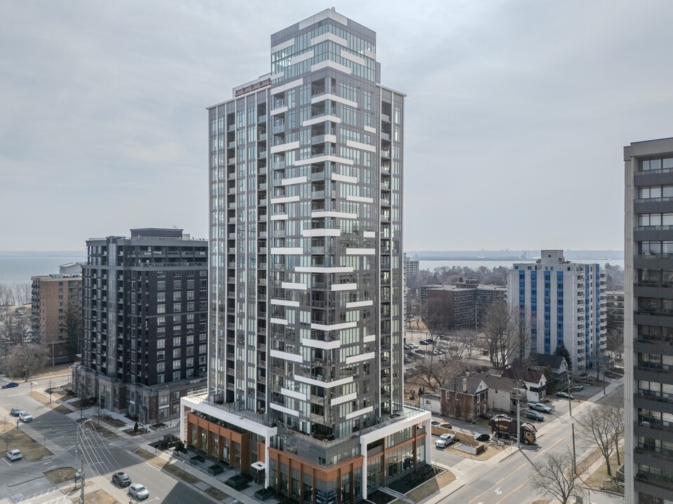 Illumina Condos in Burlington, ON - Building Photo