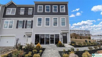 1132 Meadowlark Dr in Fogelsville, PA - Building Photo