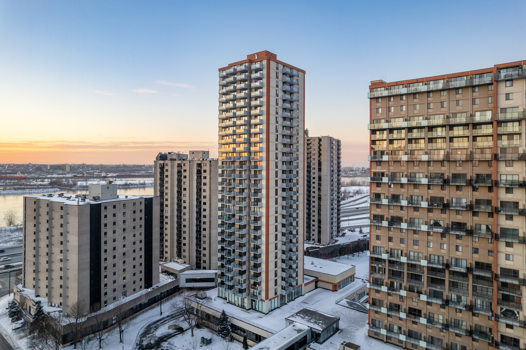 Port de Mer in Longueuil, QC - Building Photo