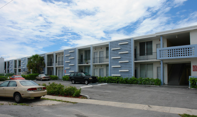 Carmelia Apartments in North Miami, FL - Building Photo - Building Photo