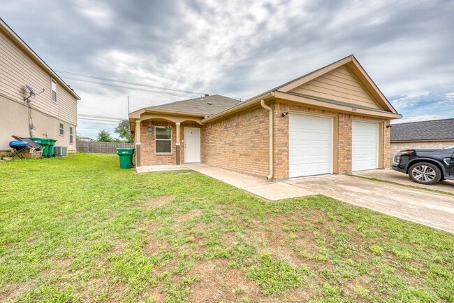 property at 1511 N Claremont Cir