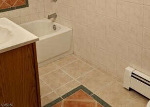 128 Lee St in Elmwood Park, NJ - Building Photo - Building Photo