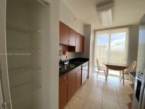 2425 SW 27th Ave in Miami, FL - Foto de edificio - Building Photo