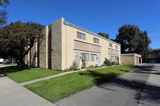 Palm Tree Gardens Apartments in Orange, CA - Building Photo - Building Photo