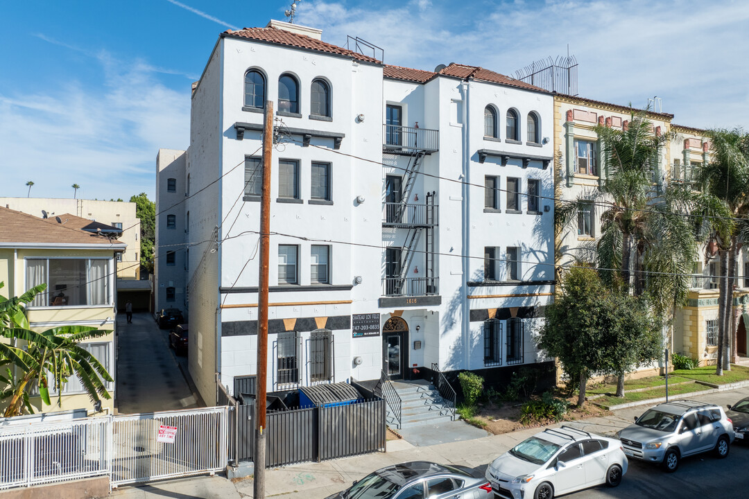 Chateau Los Feliz in Los Angeles, CA - Building Photo