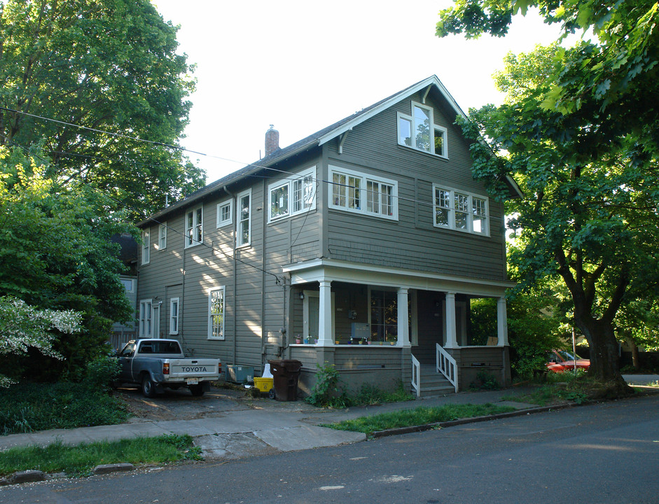 3334-3338 SW Water Ave in Portland, OR - Foto de edificio