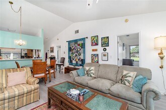 2005 Pine Isle Ln in Naples, FL - Building Photo - Building Photo