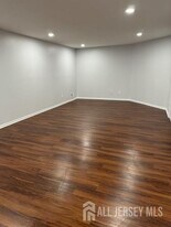1 Upperbrook Ct in Sayreville, NJ - Building Photo