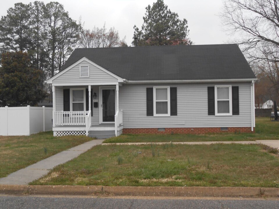 218 Plumtree Ave in Colonial Heights, VA - Building Photo