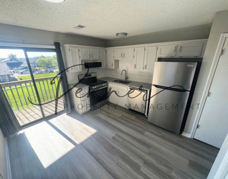 102 Sky Vue Dr in Raymore, MO - Building Photo