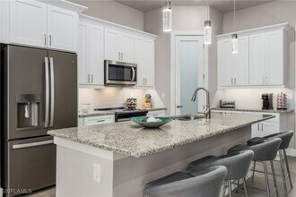 1210 SE 37th Terrace in Cape Coral, FL - Foto de edificio - Building Photo