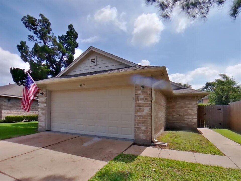 13822 Cantwell Dr in Houston, TX - Building Photo