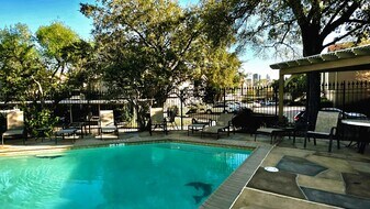 1860 White Oak Dr in Houston, TX - Building Photo
