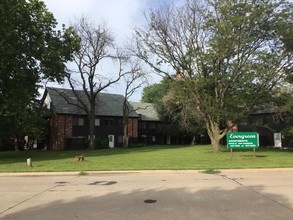 Evergreen Apartments in Manhattan, KS - Foto de edificio - Building Photo