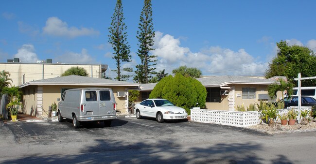 1121 SE 22nd Ave in Pompano Beach, FL - Foto de edificio - Building Photo