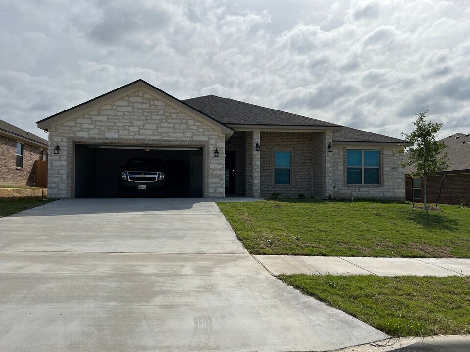 8504 Platinum Dr in Killeen, TX - Building Photo