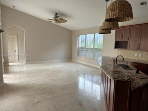 18580 SW 44th St in Miramar, FL - Foto de edificio - Building Photo