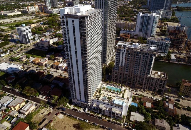 Bayhouse Miami in Miami, FL - Foto de edificio - Building Photo