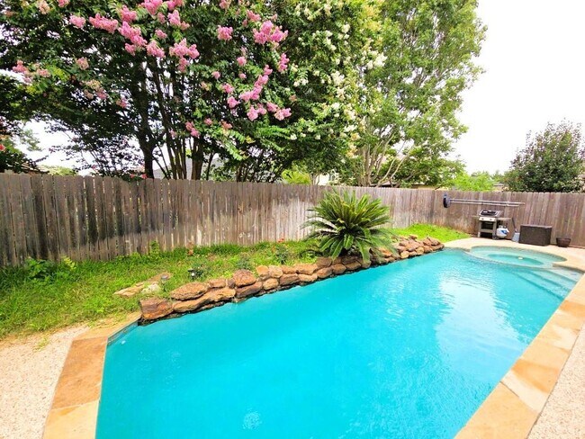16514 Bluff Springs Dr in Houston, TX - Building Photo - Building Photo