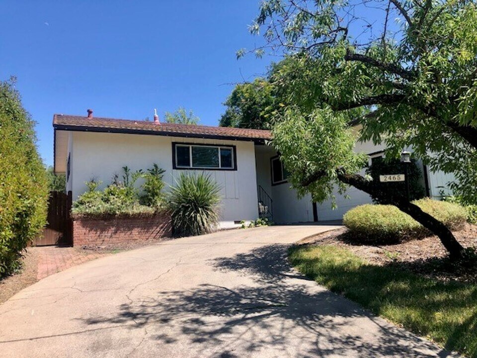 2465 Starmount Way in El Dorado Hills, CA - Building Photo