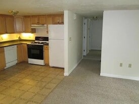22 Lakeview Ave, Unit 2 in Tyngsboro, MA - Building Photo