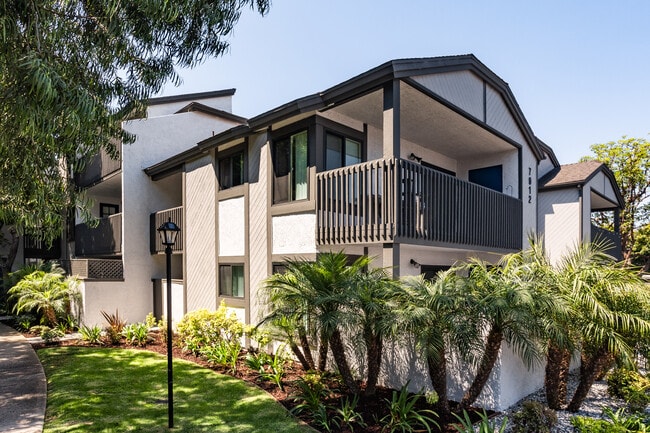 Beachpoint Apartments in Huntington Beach, CA - Building Photo - Building Photo