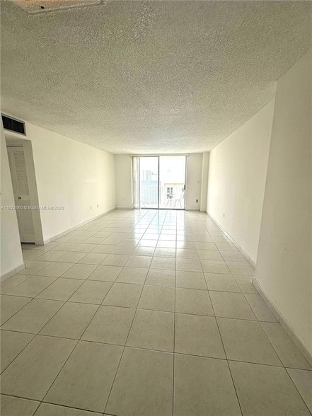 4675 W 18th Ct, Unit 801 in Hialeah, FL - Building Photo - Building Photo