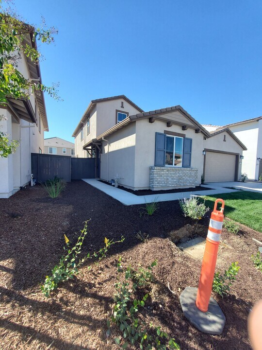 5937 Rosalee St in Sacramento, CA - Foto de edificio
