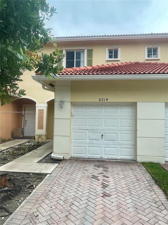 8214 Santa Monica Ave in Tamarac, FL - Building Photo