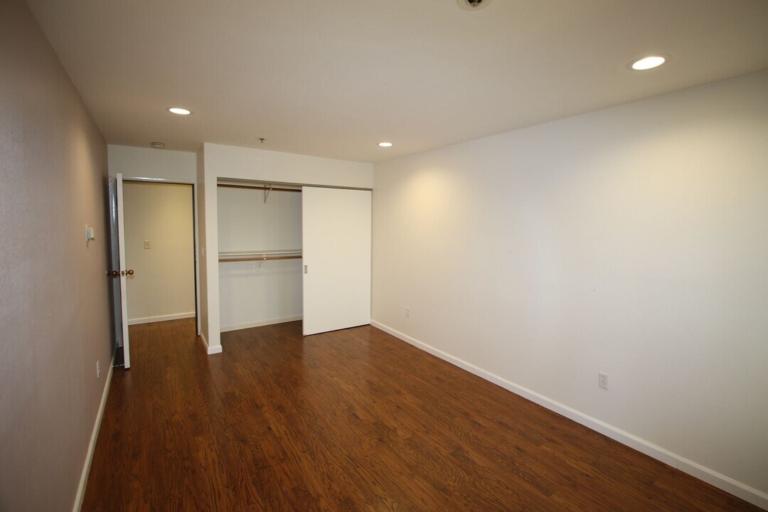 600 W 76th Ave in Anchorage, AK - Building Photo