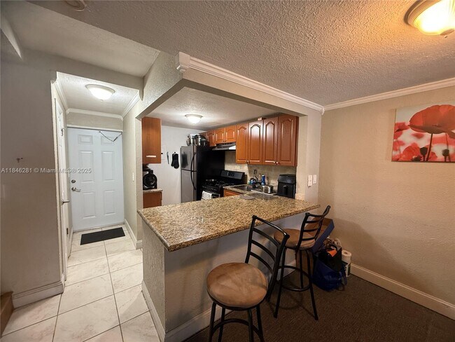 6703 N Kendall Dr in Pinecrest, FL - Building Photo - Building Photo