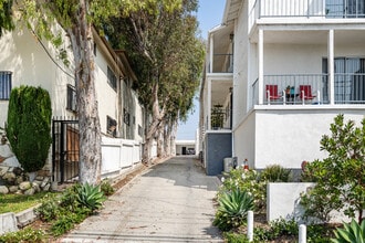 343 Warren Ln in Inglewood, CA - Building Photo - Building Photo