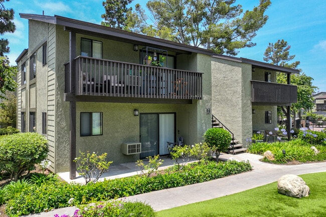 Pinecreek Village Apartments in Costa Mesa, CA - Foto de edificio - Building Photo