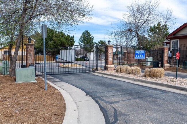 15201 E Batavia Pl in Aurora, CO - Foto de edificio - Building Photo