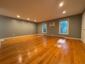 239 Old Farms Rd in Avon, CT - Building Photo - Building Photo