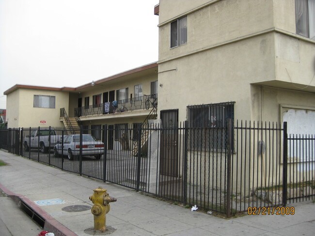 4700 S Figueroa St in Los Angeles, CA - Building Photo - Building Photo