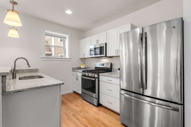236 E St, Unit 1 in Boston, MA - Building Photo - Building Photo