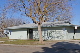 San Joaquin Apartments in San Joaquin, CA - Building Photo - Building Photo