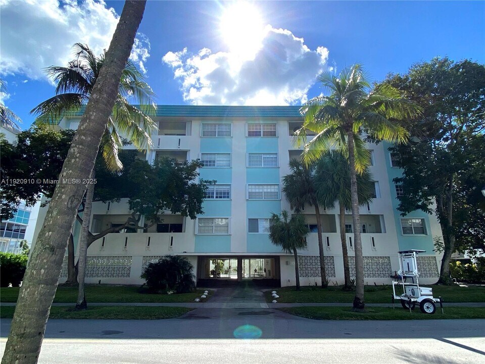 300 Galen Dr in Key Biscayne, FL - Building Photo