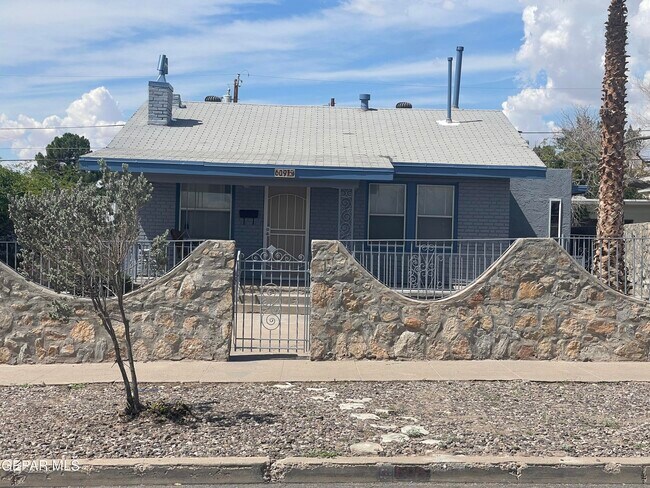 609 E Robinson Ave in El Paso, TX - Foto de edificio - Building Photo