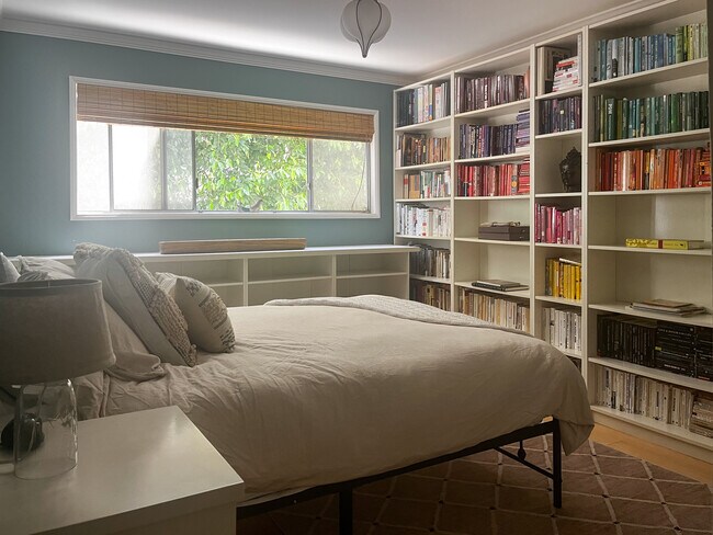 700 Westmount Dr, Unit #107 in West Hollywood, CA - Building Photo - Building Photo