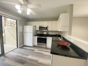 182 S Waters Edge Dr in Glendale Heights, IL - Building Photo - Building Photo