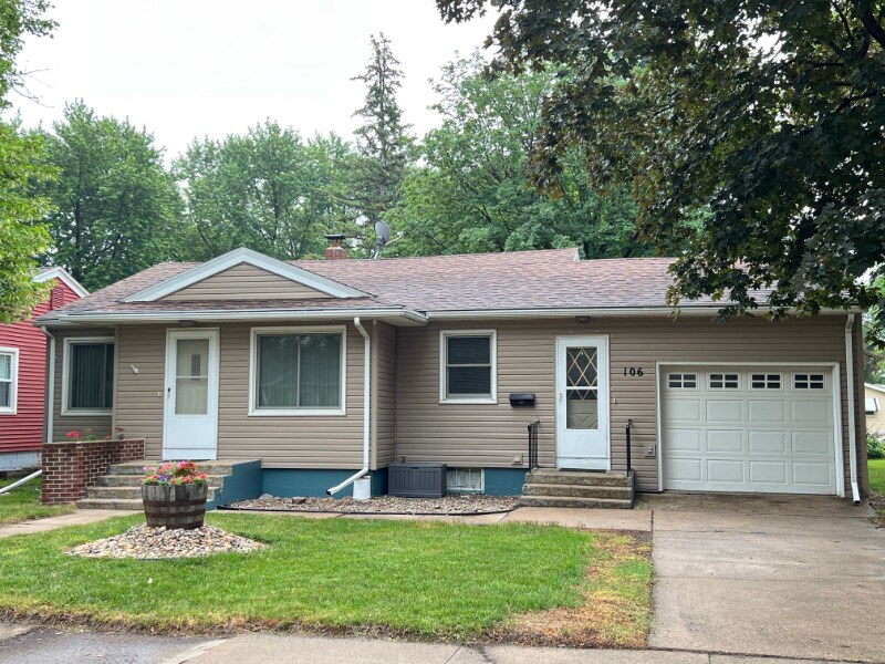 106 F St in Marshall, MN - Foto de edificio
