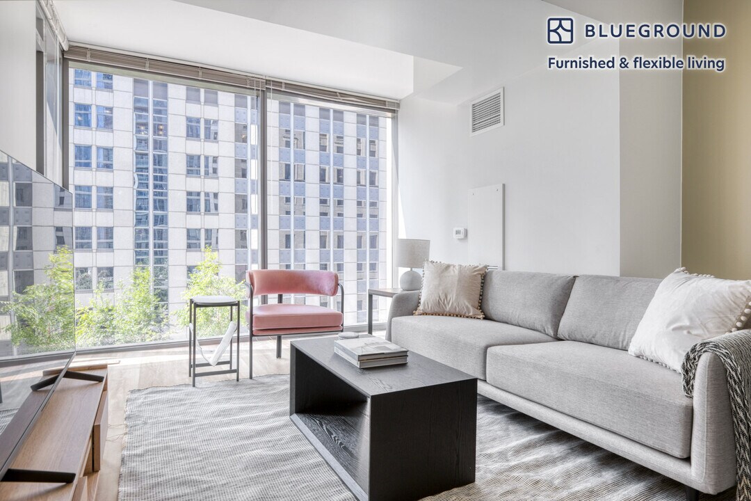 210 N Wells St in Chicago, IL - Building Photo
