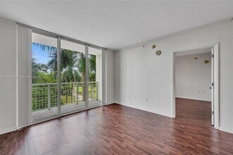 2000 N Bayshore Dr in Miami, FL - Building Photo - Building Photo