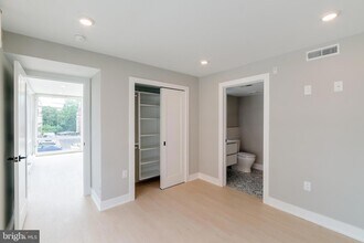 6604 Ridge Ave, Unit 305 in Philadelphia, PA - Building Photo - Building Photo