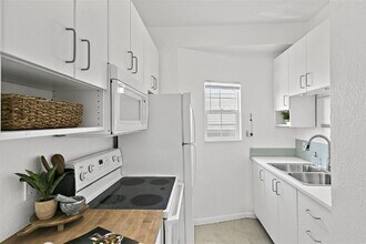 1084 24th St in Oakland, CA - Building Photo - Building Photo