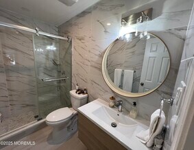 534 Apple Dr in Ocean Township, NJ - Foto de edificio - Building Photo