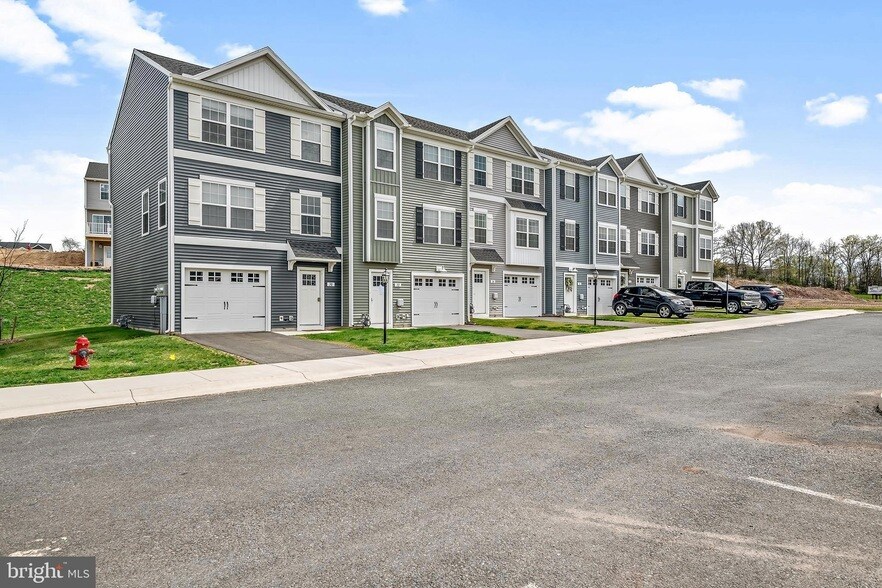 426 Cadbury Dr in Red Lion, PA - Building Photo