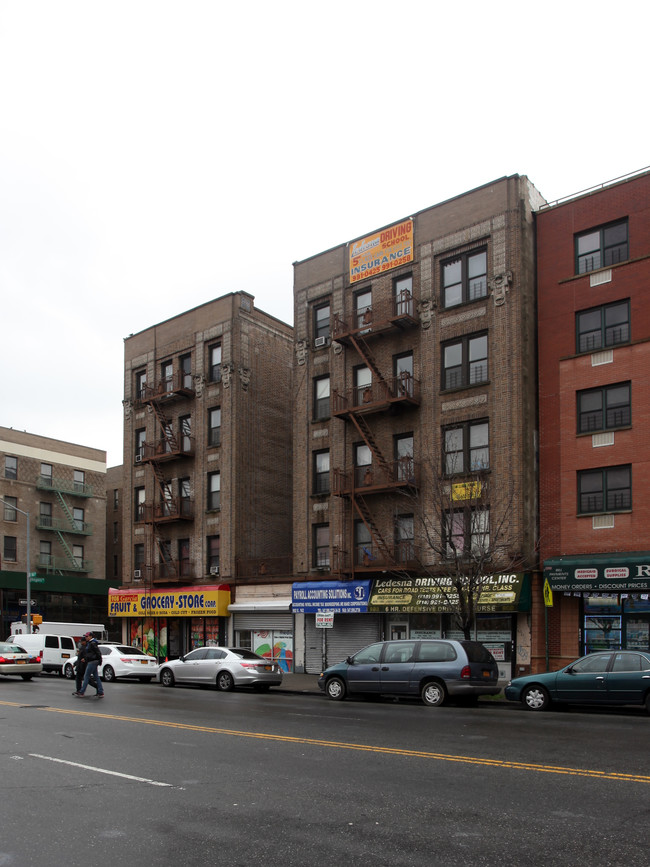 903 Rogers Pl in Bronx, NY - Foto de edificio - Building Photo